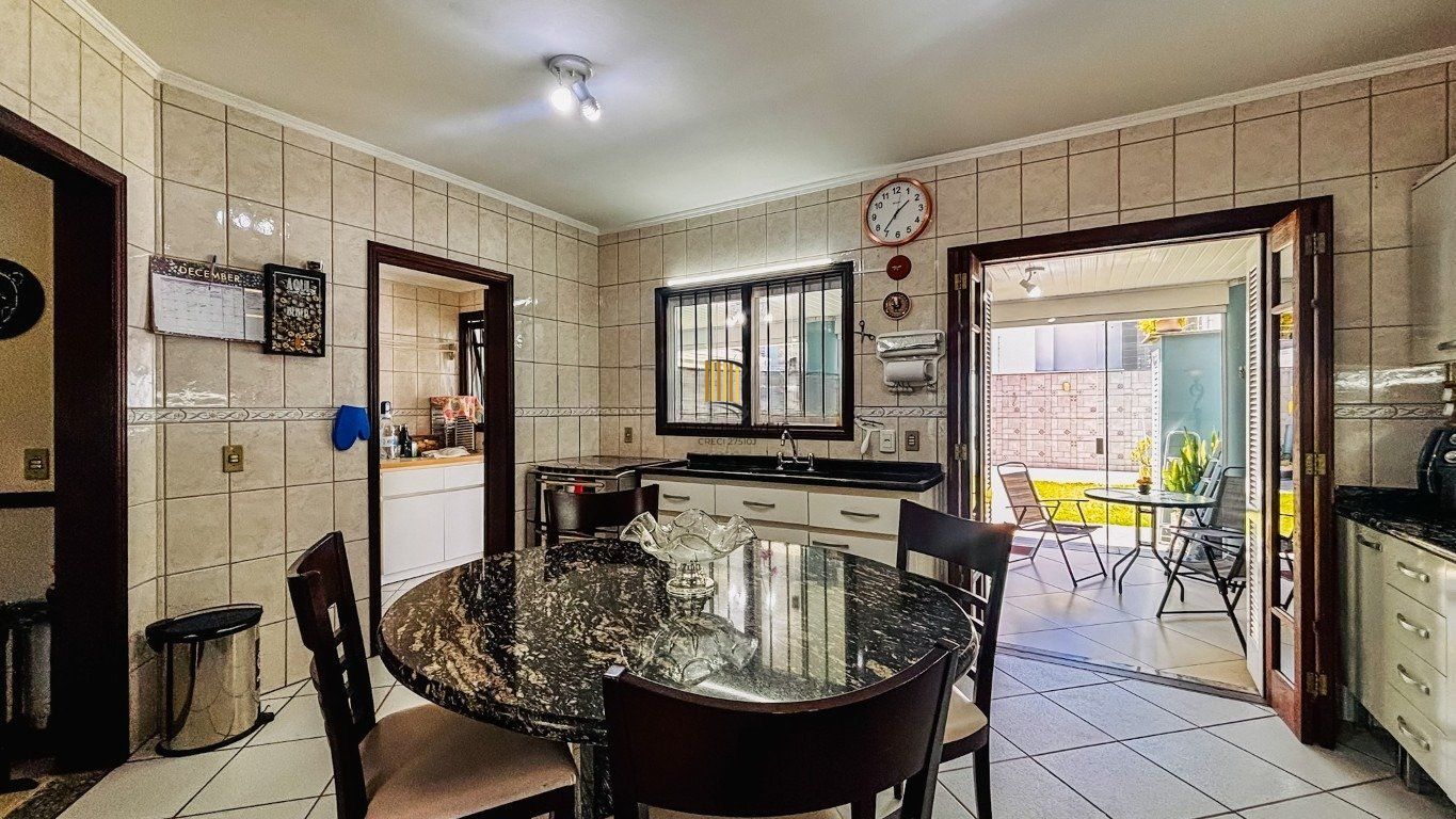 Casa de 4 dormitórios, sendo 1 suíte e 4 vagas de garagem em Canoas.