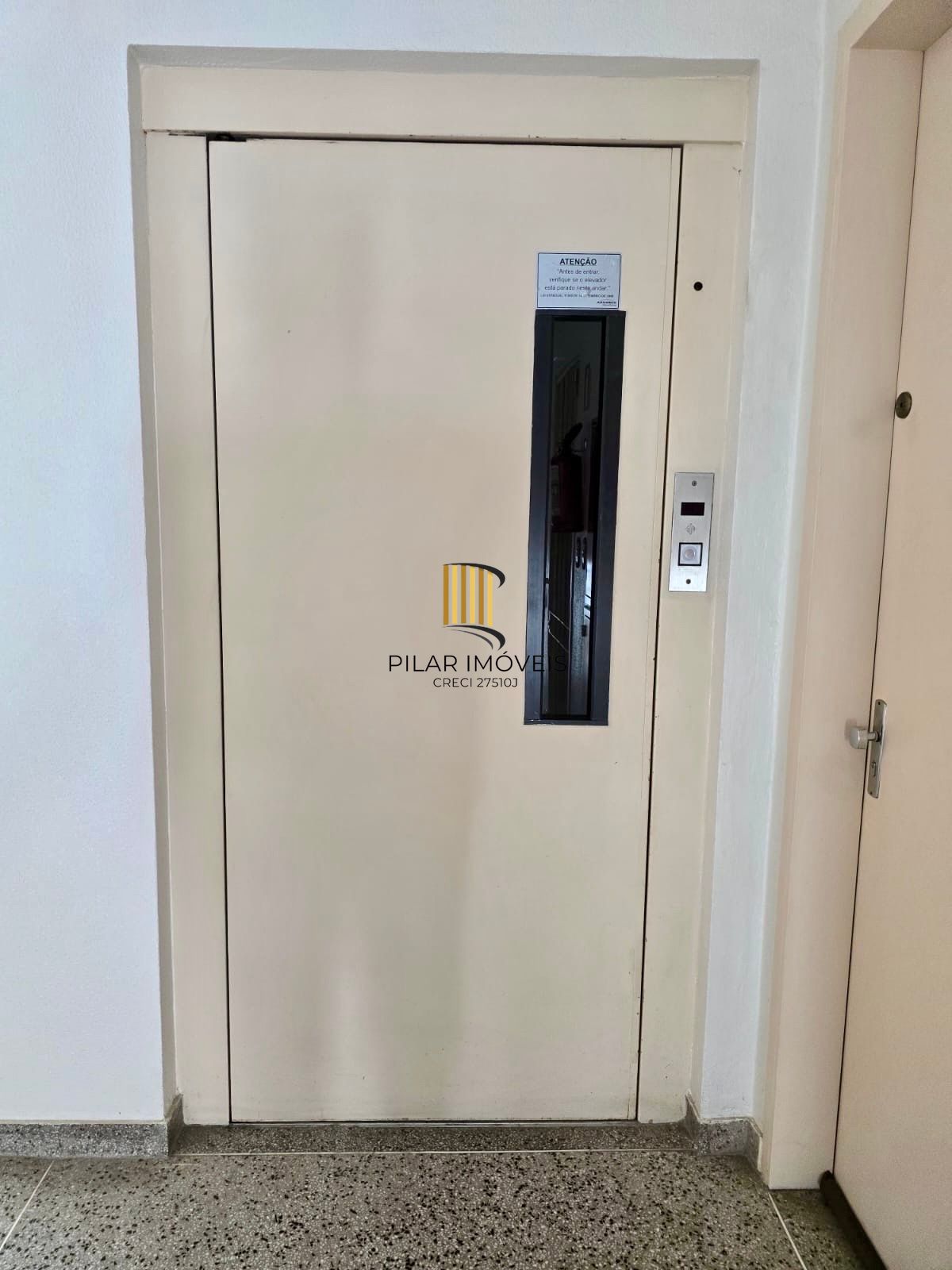 Apartamento de 2 dormitórios, 1 vaga, elevador no bairro Sarandi