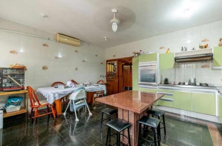 Casa semi mobiliada de 4 quartos e  4 vagas no bairro Chácara das Pedras.
