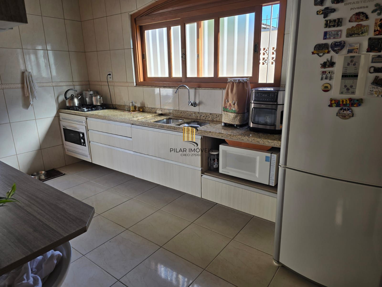 Casa térrea,3 dormitórios e 4 vagas cobertos no Sarandi.