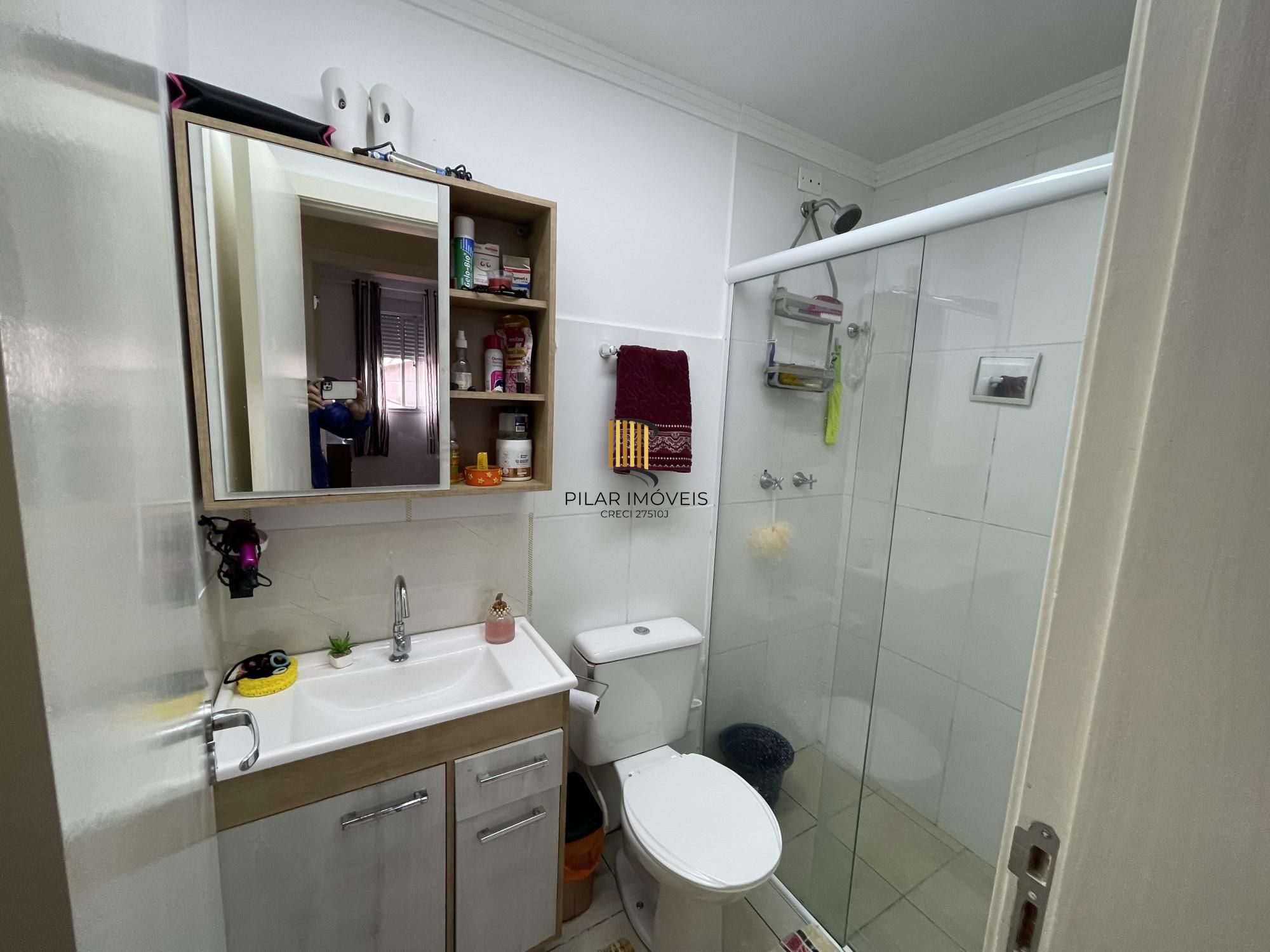 Apartamento mobiliado com 2 dormitórios e 1 vaga de garagem na Rua Sadi Castro.