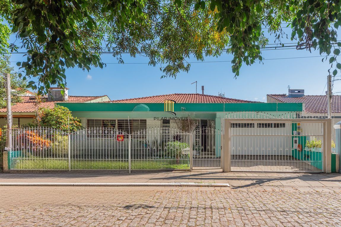 Casa com 3 dormitórios,1 suíte, 4 banheiros e 4 vagas, 203m² no Jardim Itu.