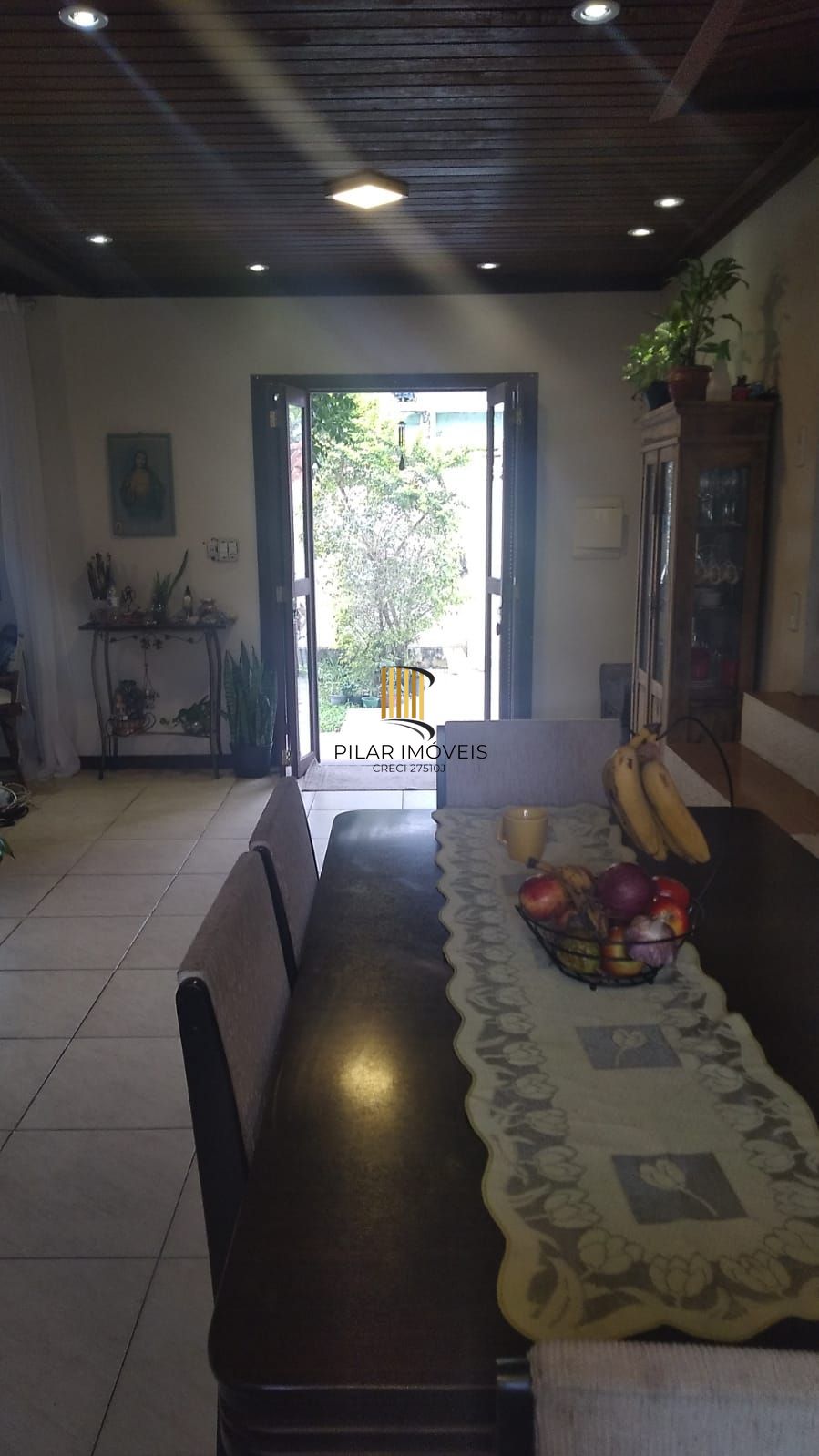 Casa de 2 quartos, churrasqueira, pátio, 2 vagas no bairro Lomba do Pinheiro