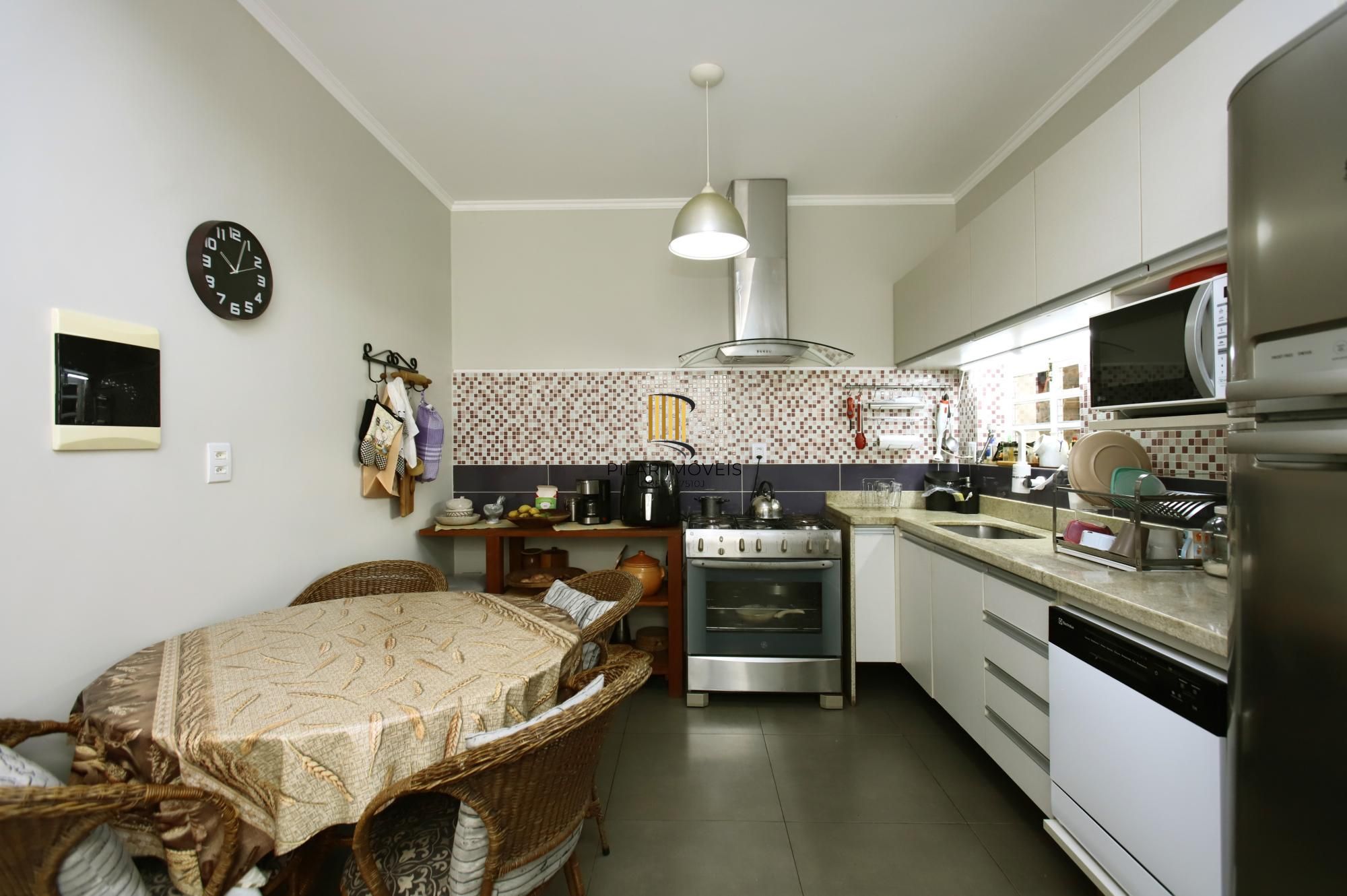 Casa de 4 quartos, 3 banheiros, 3 vagas no bairro Rio Branco