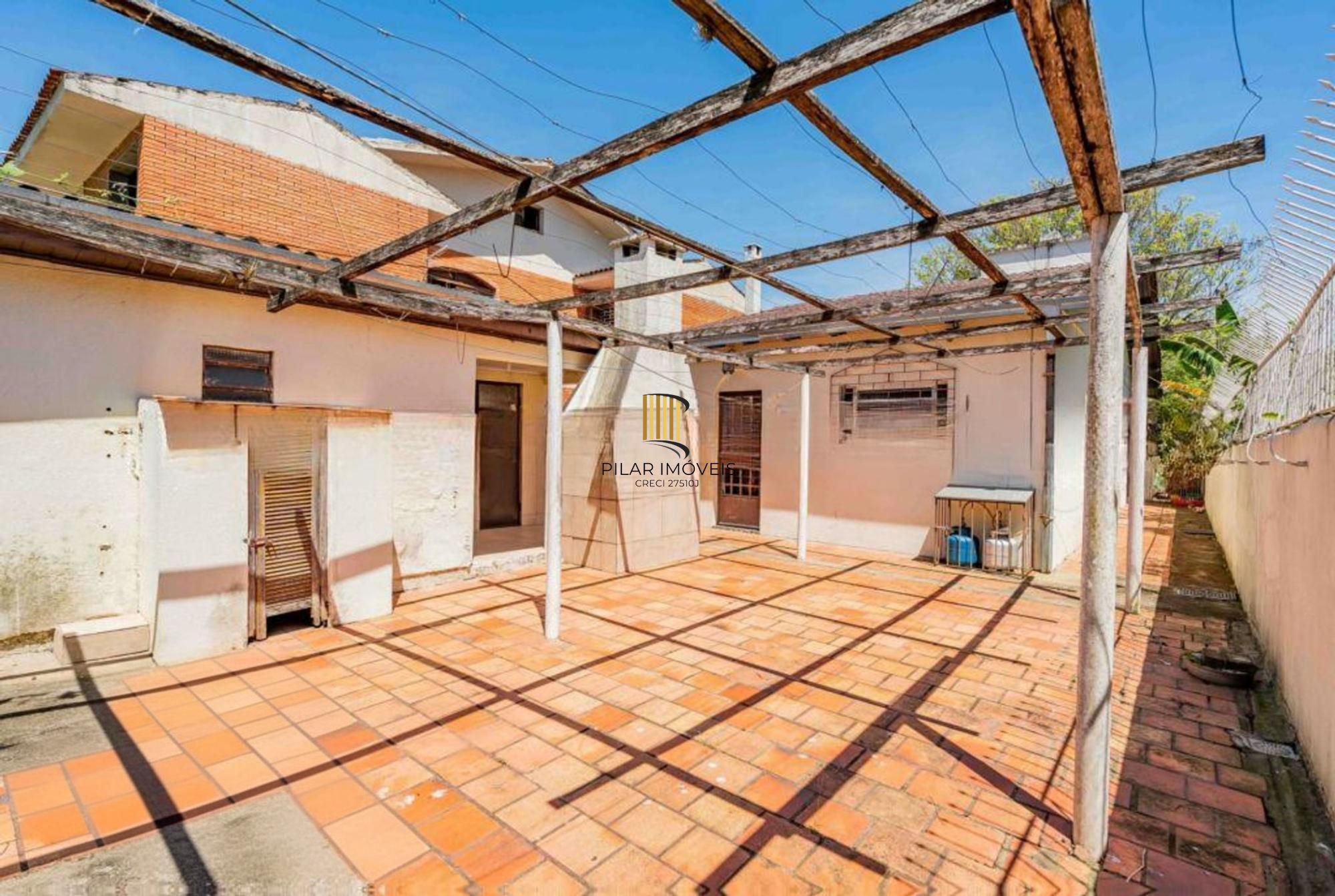 Casa de 2 quartos, 2 banheiros,pátio,churrasqueira, 7 vagas no bairro Guarujá.