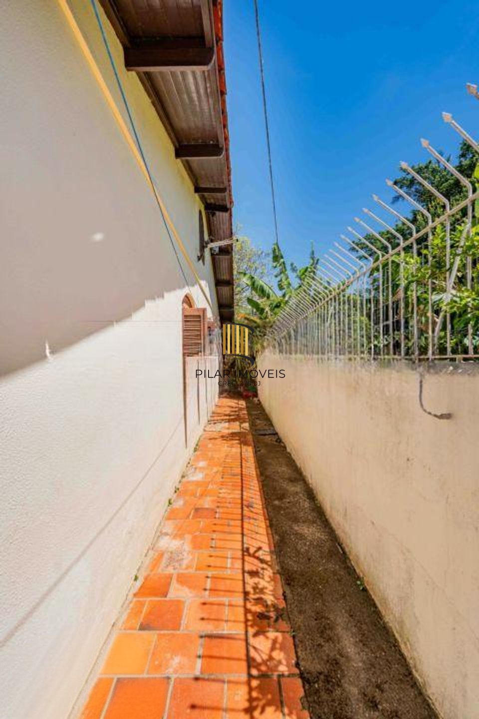 Casa de 2 quartos, 2 banheiros,pátio,churrasqueira, 7 vagas no bairro Guarujá.