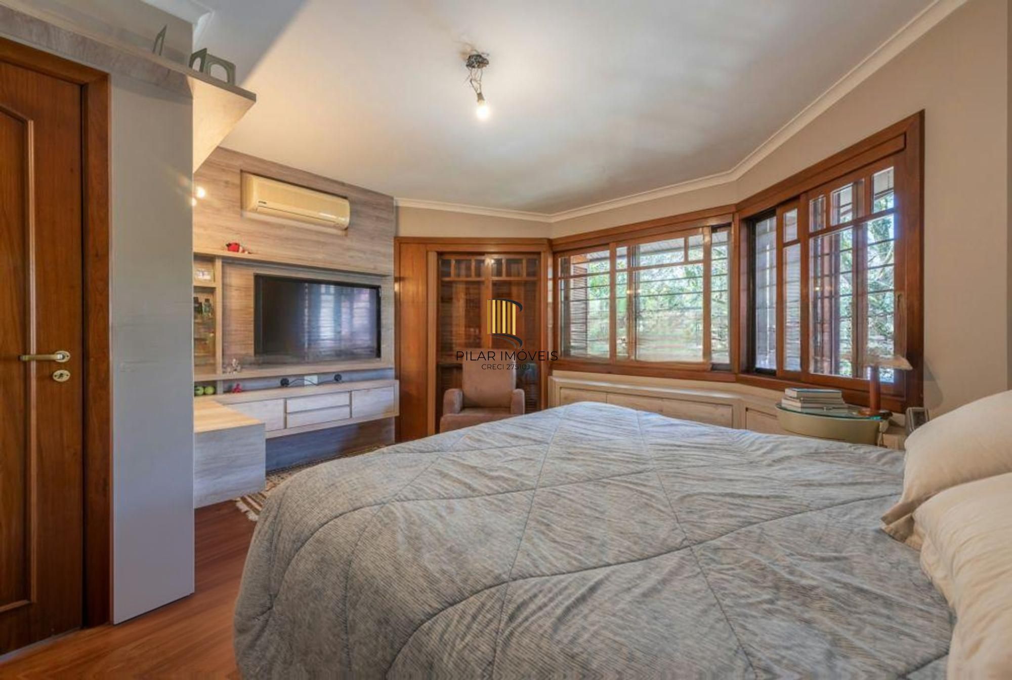 Casa com 5 dormitórios, 2 suítes, 2 vagas,360m² à venda no Jardim Itu Sabará.