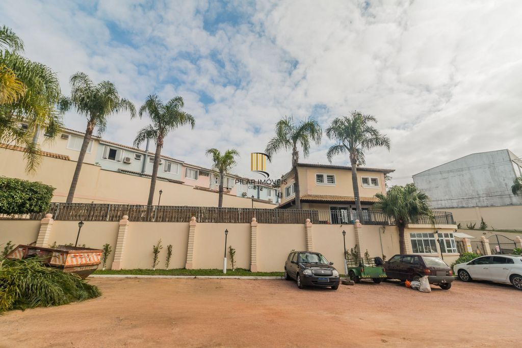 Casa com 2 dormitórios e 1 vaga em condomínio fechado no Bairro Cavalhada.