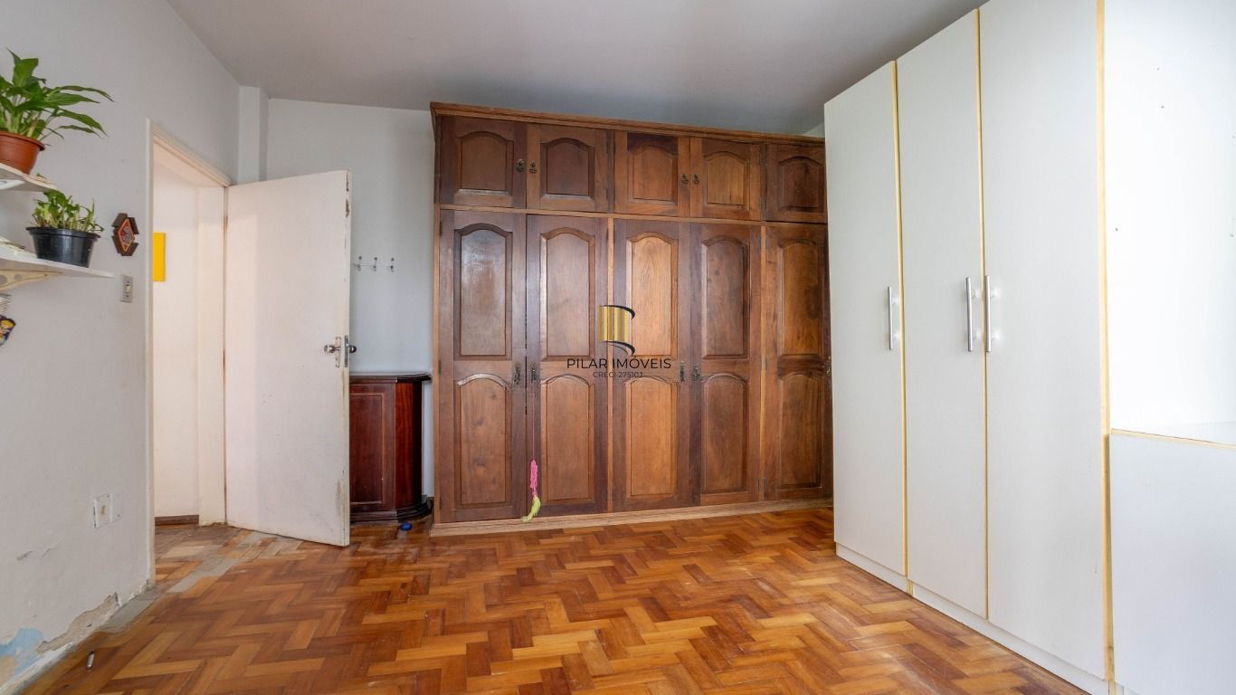 Apartamento térreo com pátio à venda no Bom Fim – 2 dormitórios e dependência