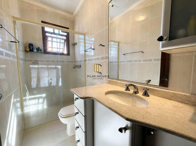 Casa de 3 dormitórios, piscina e 4 vagas de garagem em Canoas.