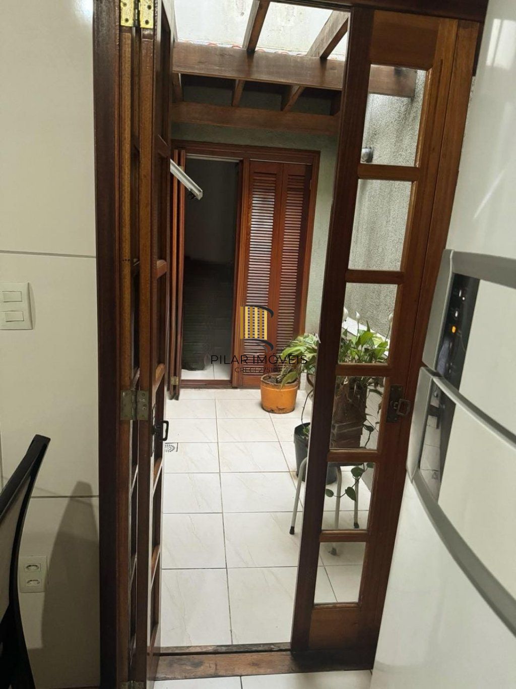 Casa de 4 dormitórios e 2 vagas de garagem no Bairro Monte Carlos Cachoeirinha.