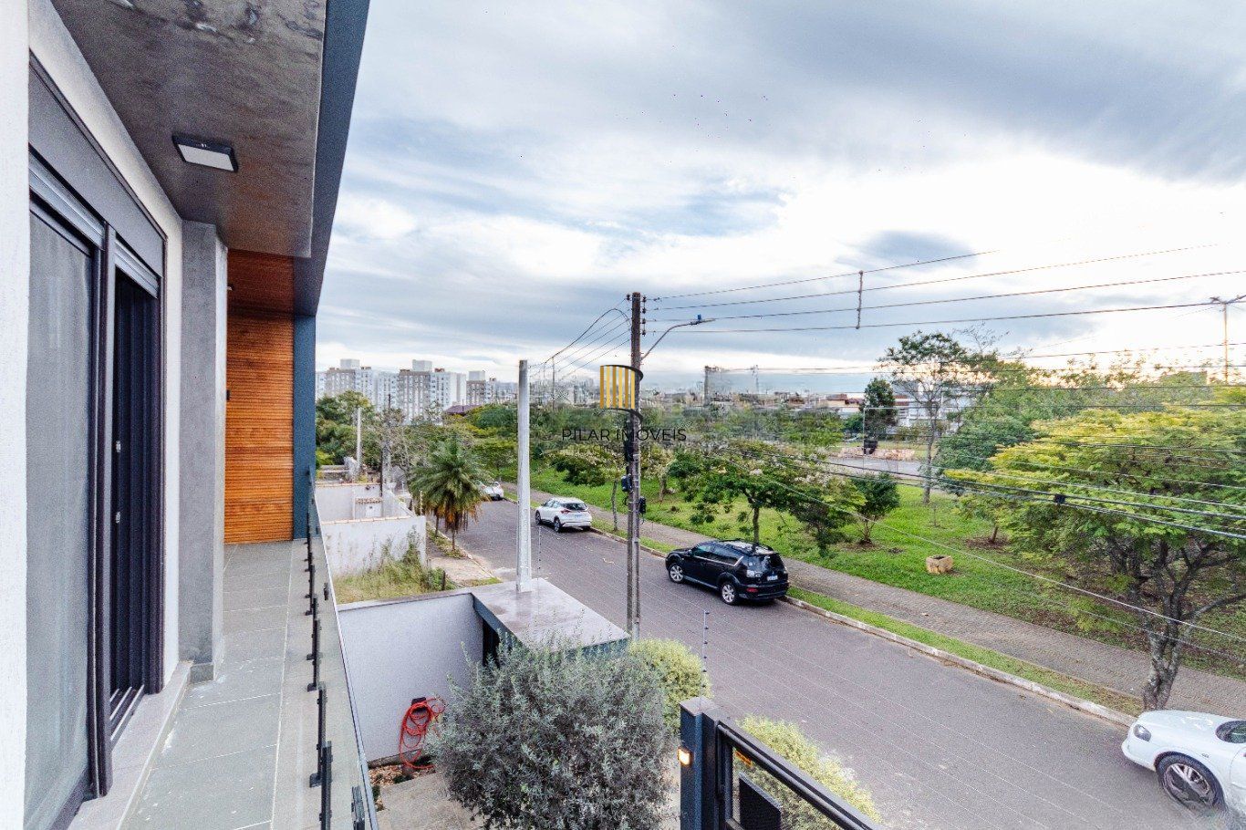 Casa com 4 quartos e 4 vagas  em Canoas.