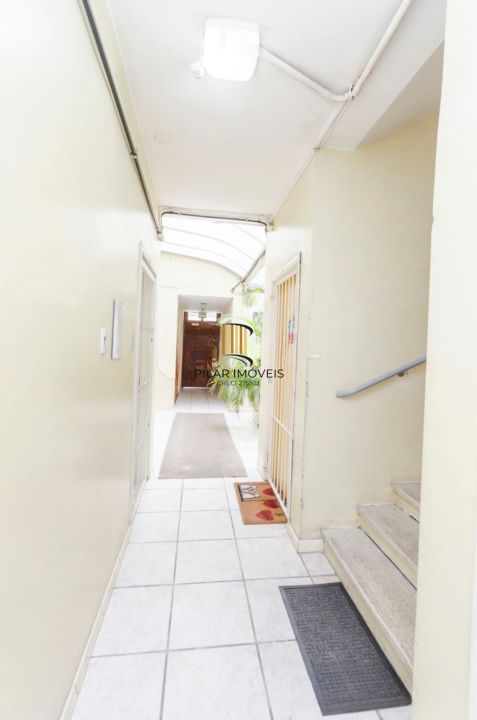 Apartamento com 2 quartos, portaria 24 horas no bairro Menino Deus.