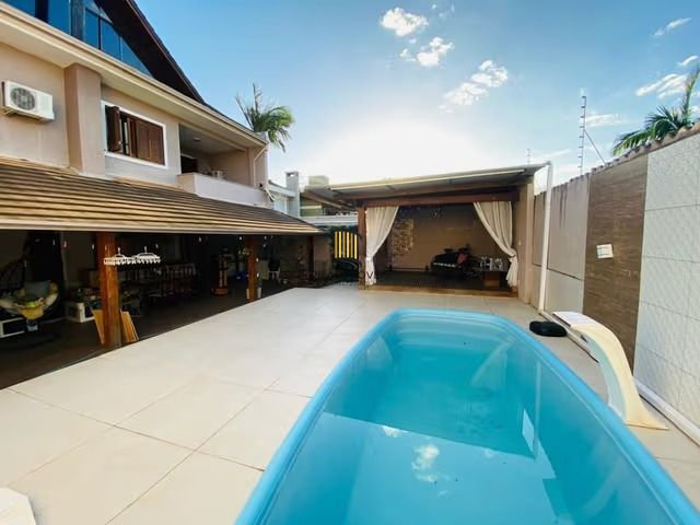 Casa de 3 dormitórios, elevador e 3 vagas de garagem em Canoas.