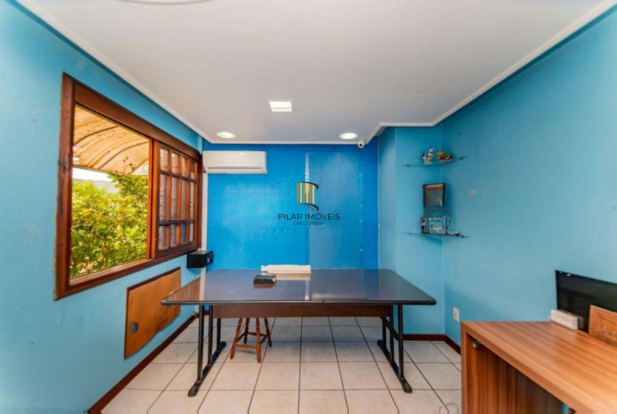 Casa de 3 quartos, churrasqueira, terraço, 2 vagas no bairro Glória.