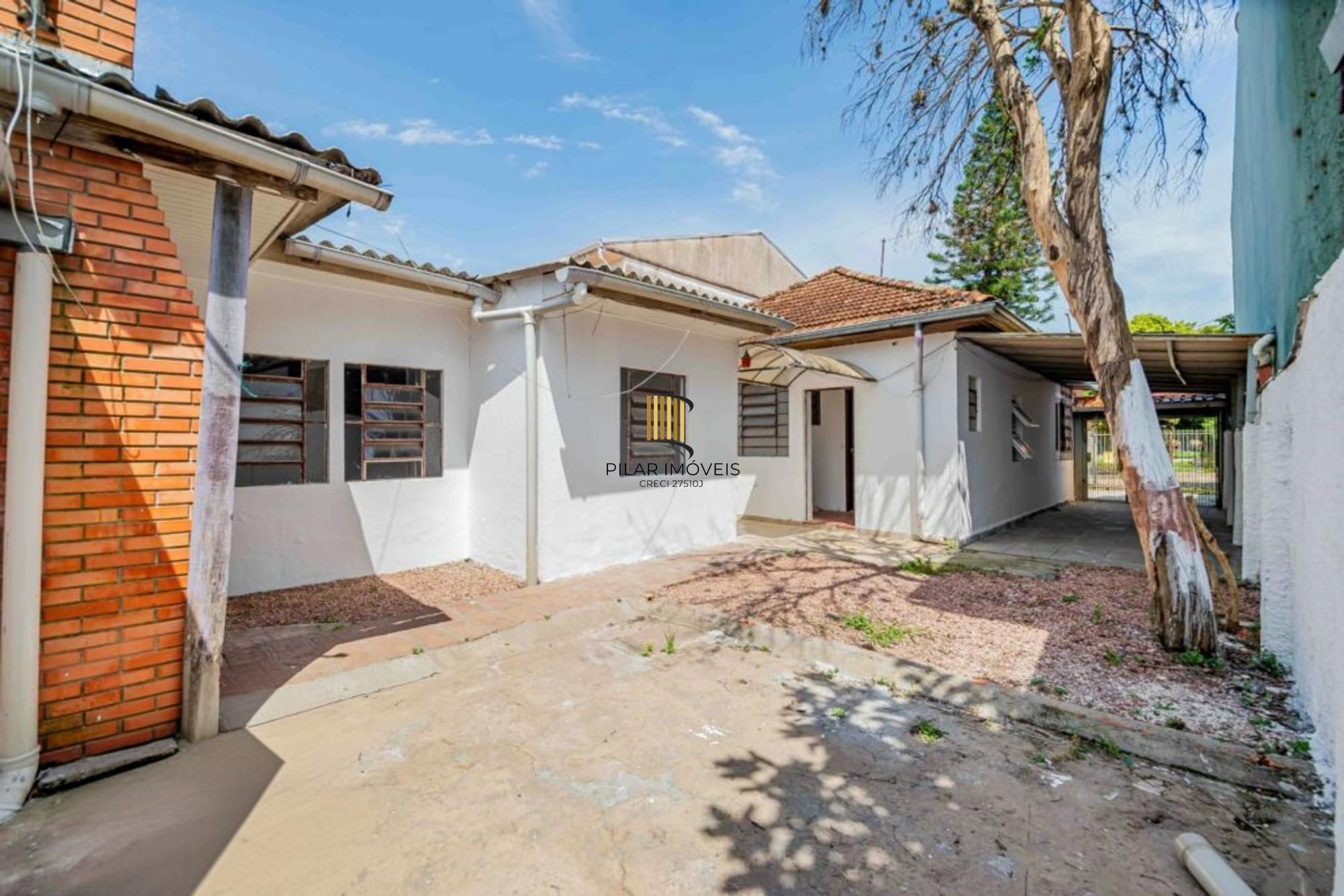 Casa de 2 dormitórios, churrasqueira, pátio, 4 vagas no bairro Ipanema