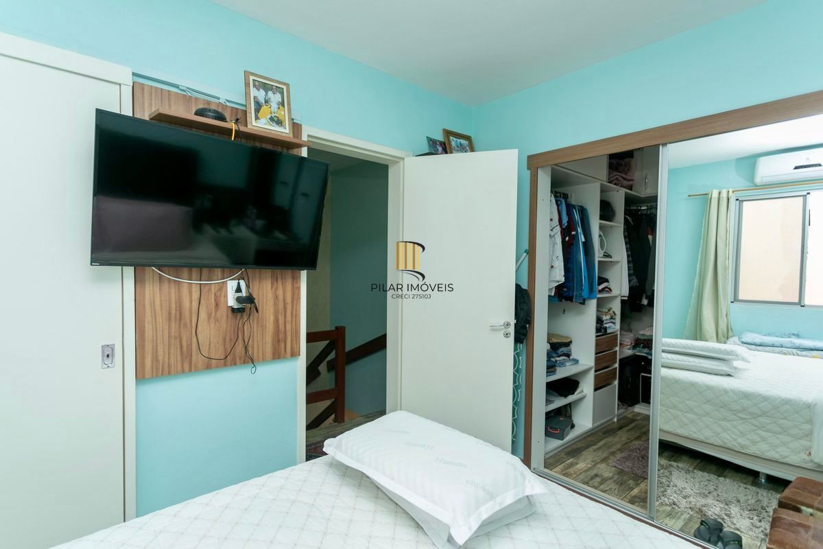 Casa 2 dormitórios 2 vagas cobertas em condomínio com Piscina Porto Alegre