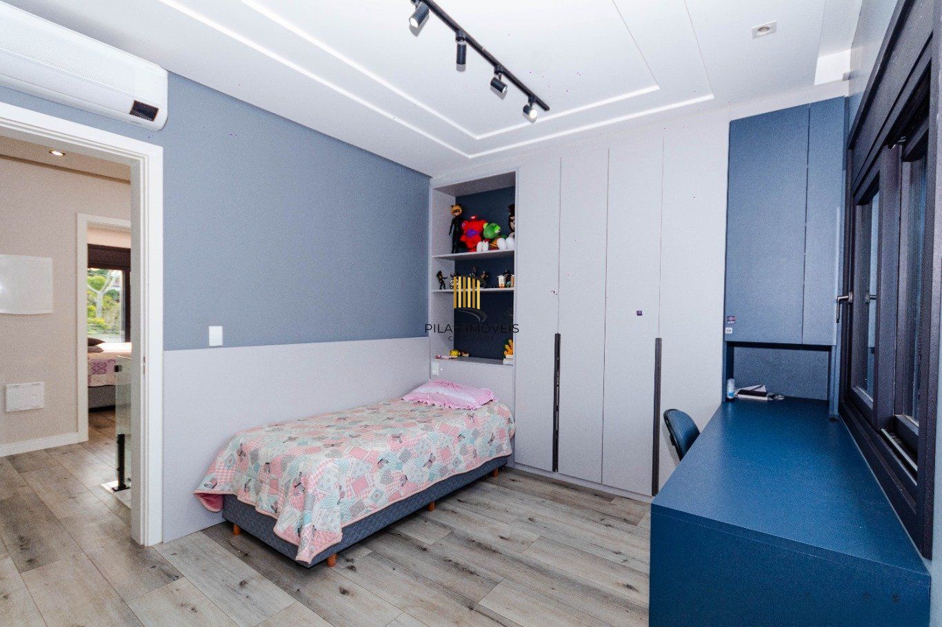 Casa com 4 quartos e 4 vagas  em Canoas.