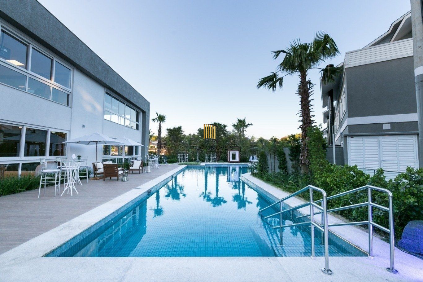 Casa em Condomínio com 3 quartos, 3 suítes, 2 vagas e 195m² no Jardim Carvalho.