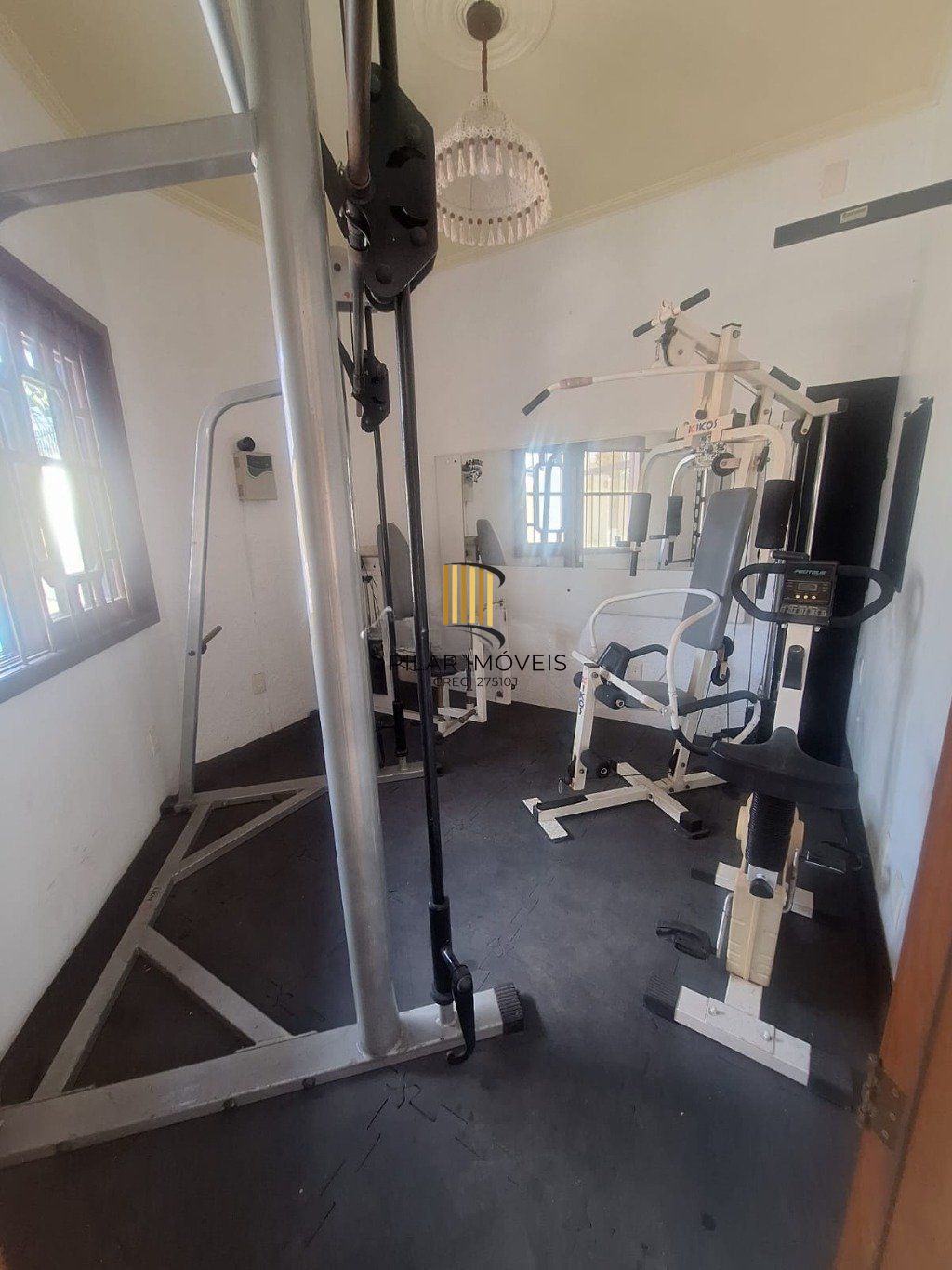 Casa 5 dormitórios, 1 suíte,  piscina e 2 vaga de garagem em Canoas.