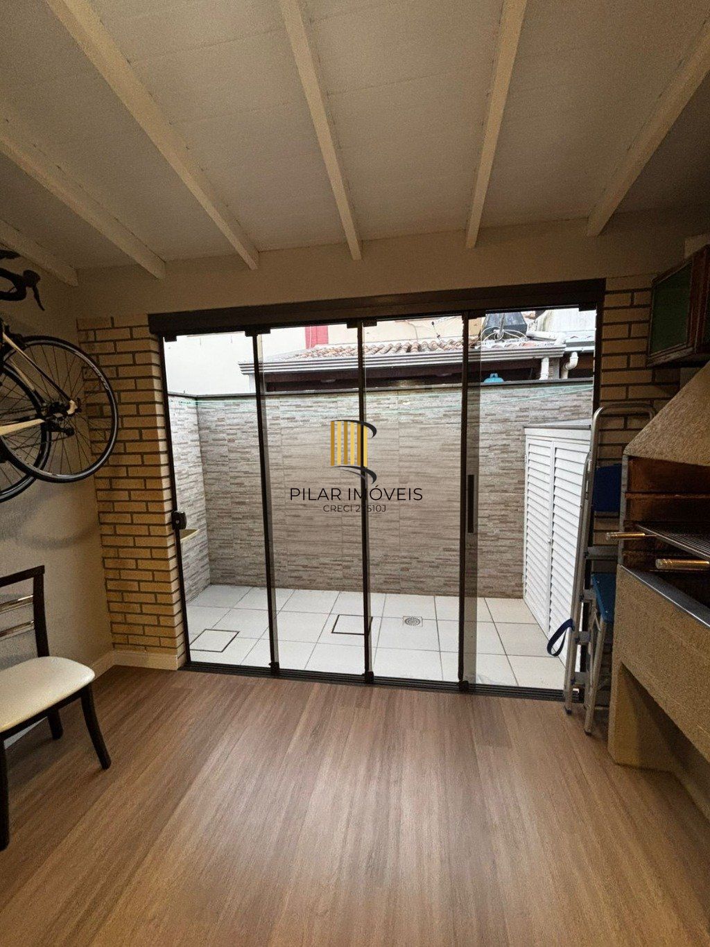 Casa com 2 dormitórios e 2 vagas de garagem em Canoas.