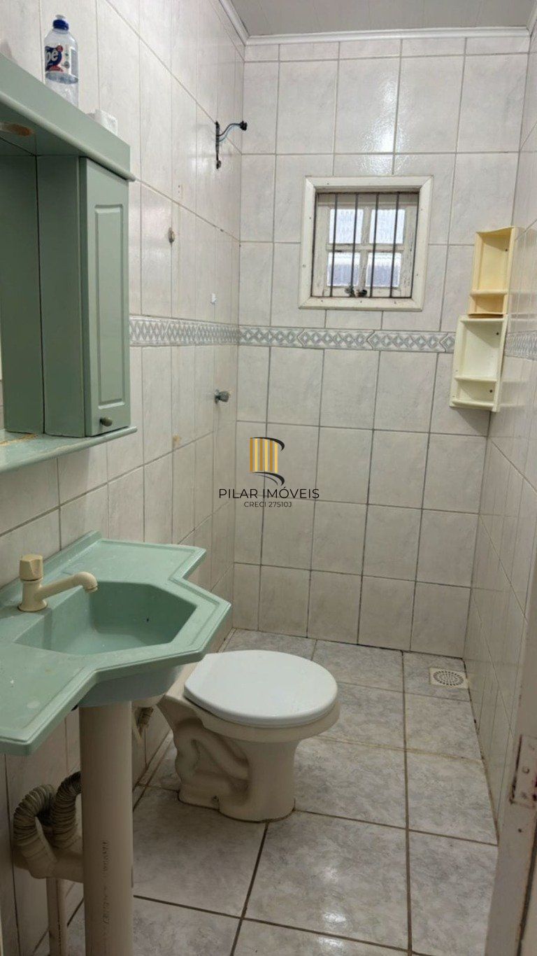 Casa de 4 dormitórios e 2 vagas de garagem no Bairro Monte Carlos Cachoeirinha.