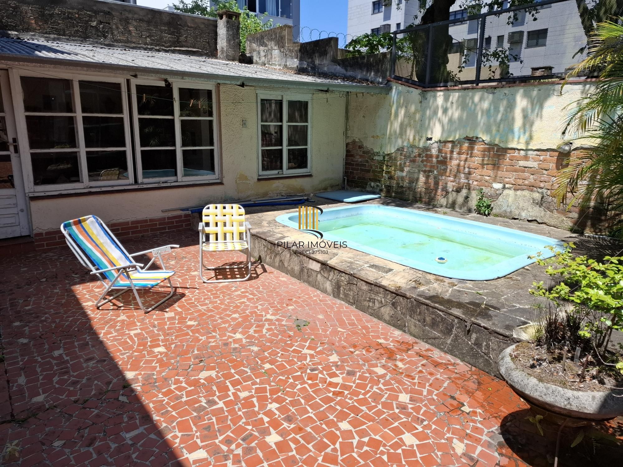 Casa no Bairro Petrópolis, à 800 metros da Encol, com pátio e piscina. - Pilar Imóveis