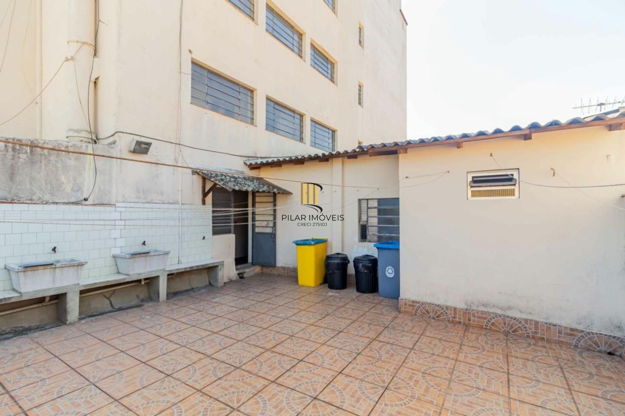 Apartamento com 2 quartos, elevador semi mobiliado no bairro Floresta.
