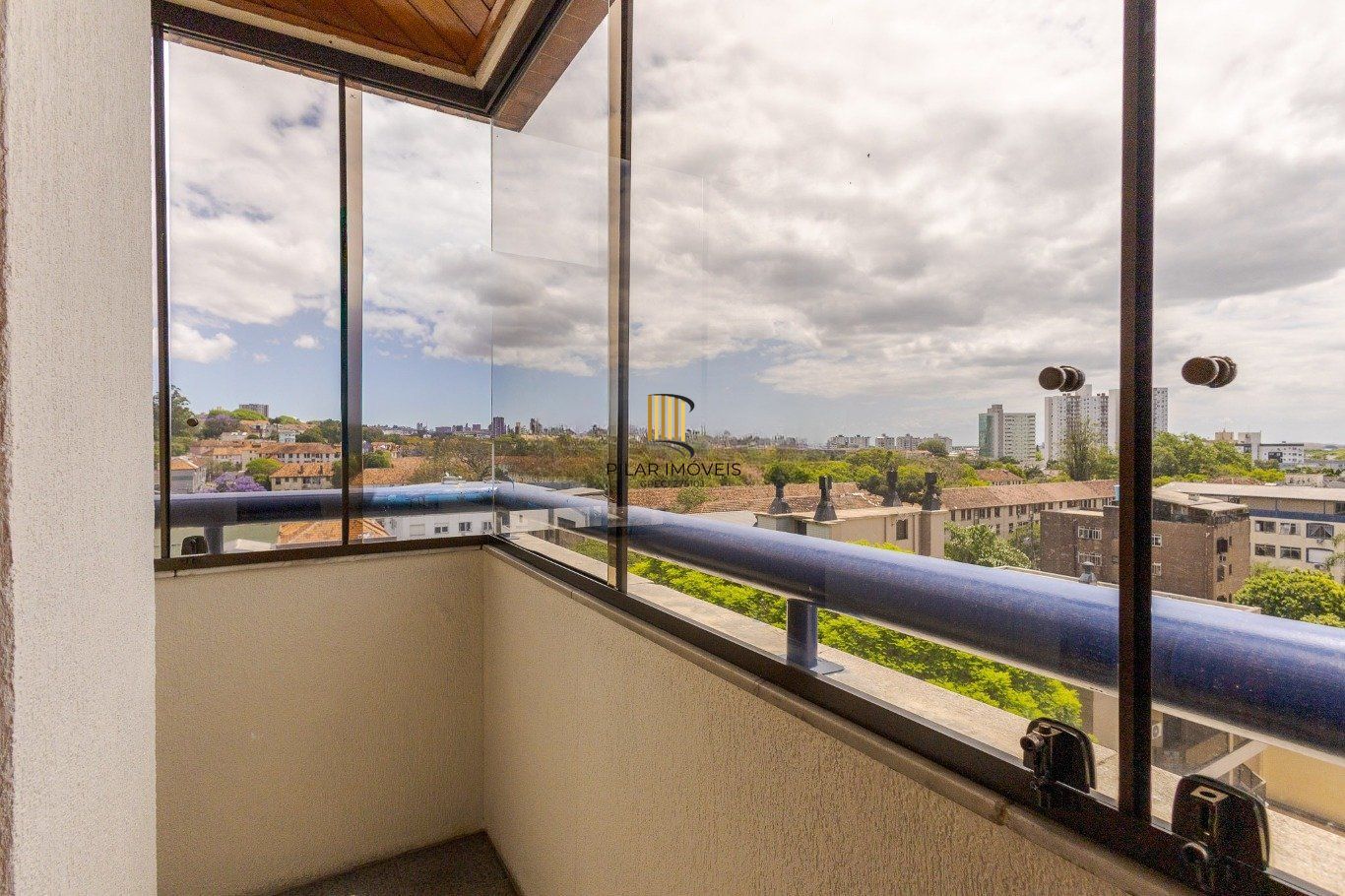 Cobertura com 4 quartos, 1 suíte e 2 vagas no bairro Passo da Areia.