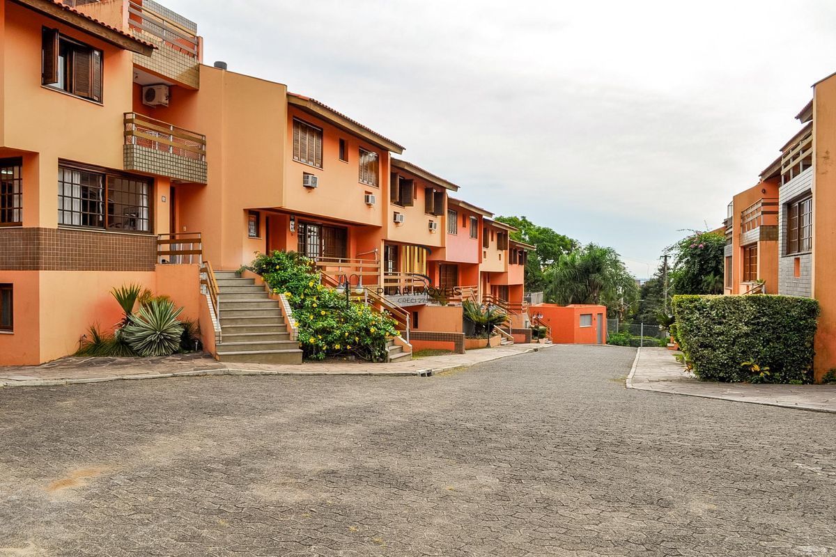 Ótima Casa condomínio pronta para morar, semi mobiliada, Bairro Menino Deus