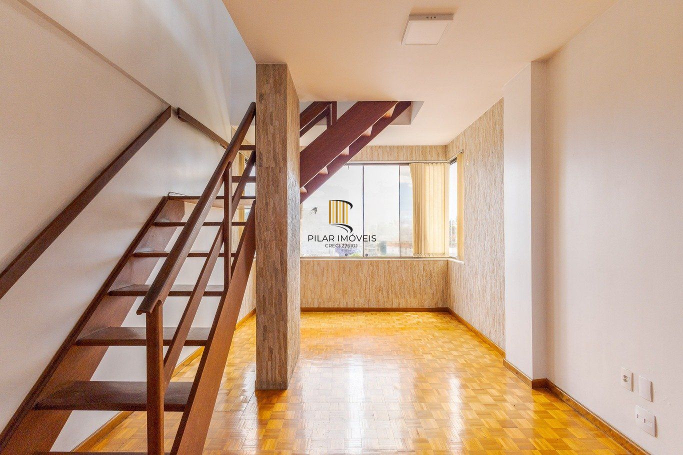 Cobertura com 4 quartos, 1 suíte e 2 vagas no bairro Passo da Areia.