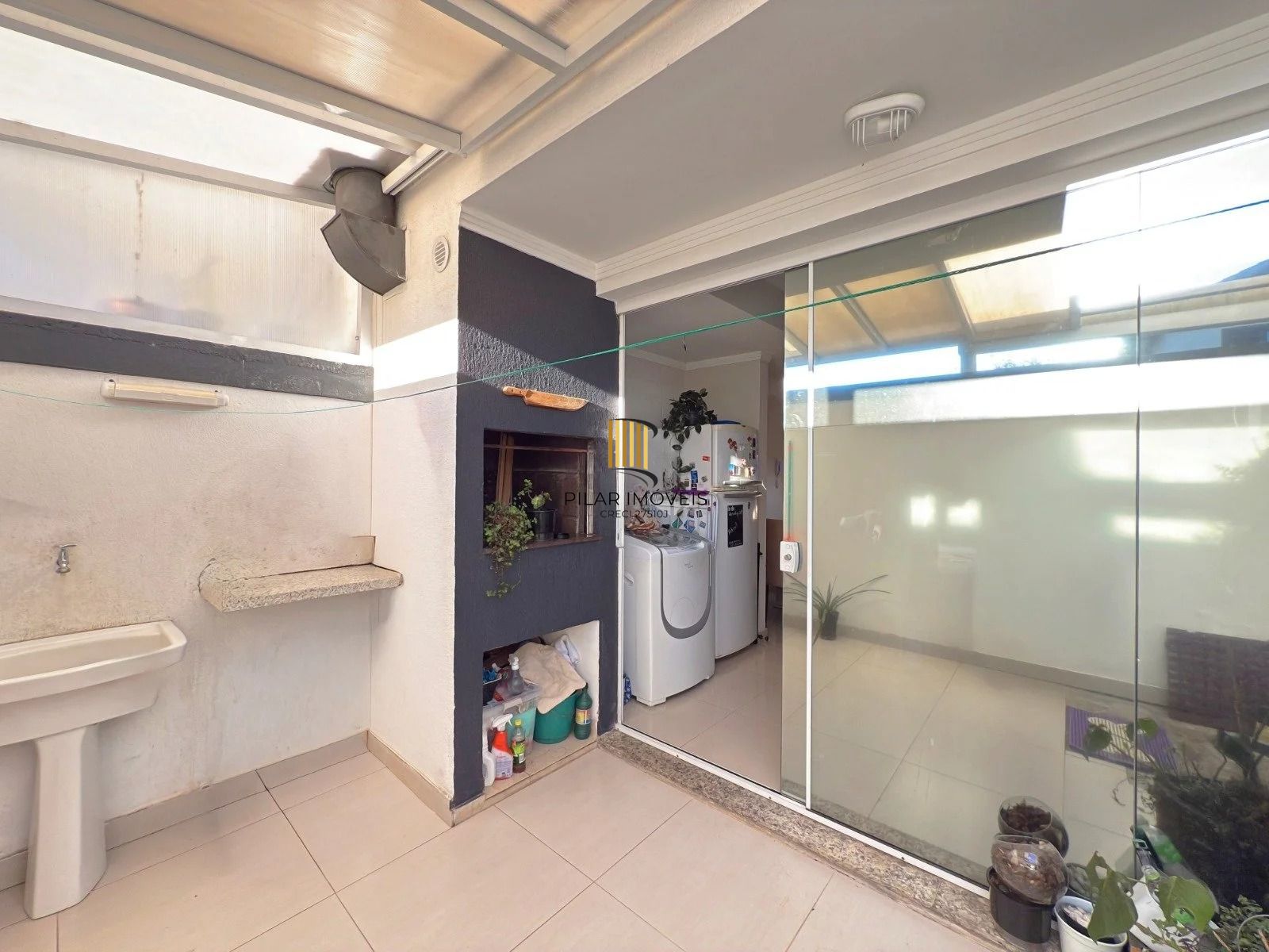 Casa com 2 quartos, 3 banheiros, pátio e churrasqueira no bairro Serraria