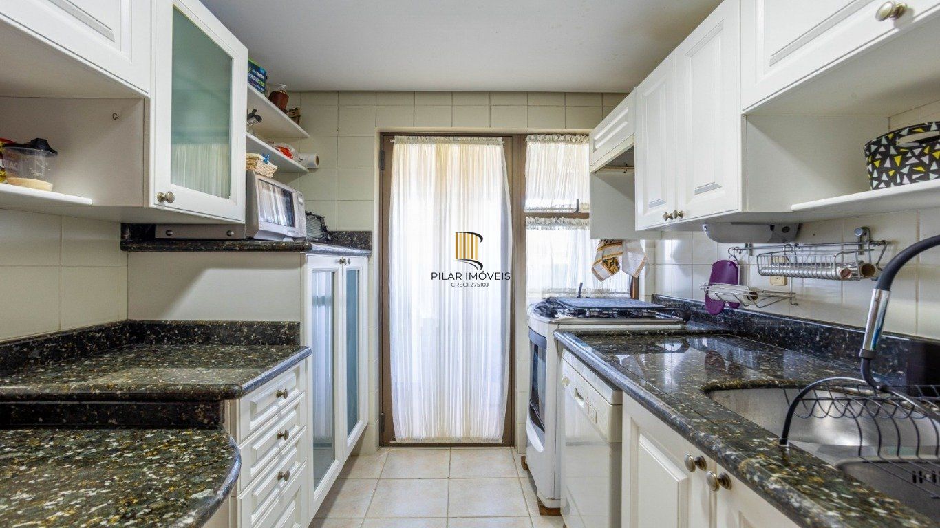 Cobertura com 3 Quartos, 1 suíte, 2 vagas e 211m²  no Petrópolis.