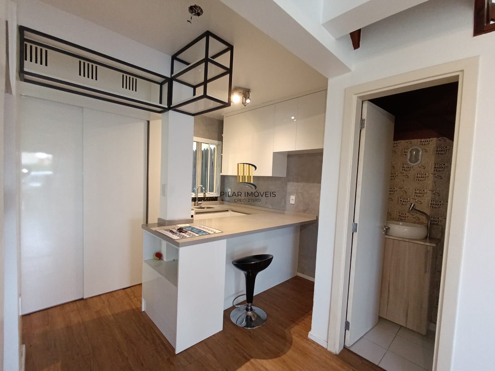 Casa em condomínio de 3 quartos, suíte e 2 vagas no bairro Mário Quintana