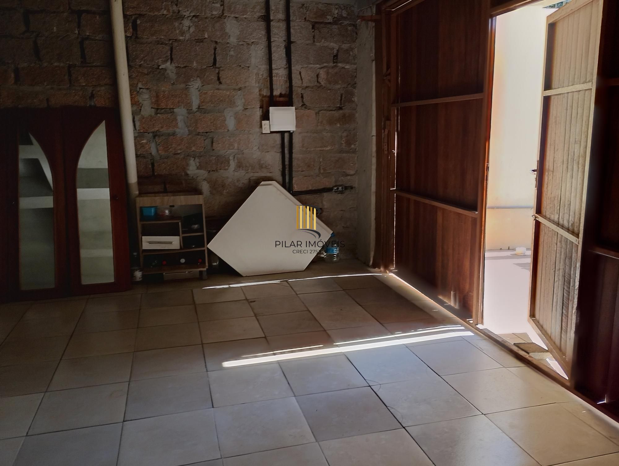 Casa com 3 quartos, 4 vagas de garagem e com pátio no bairro Parque Santa Fé