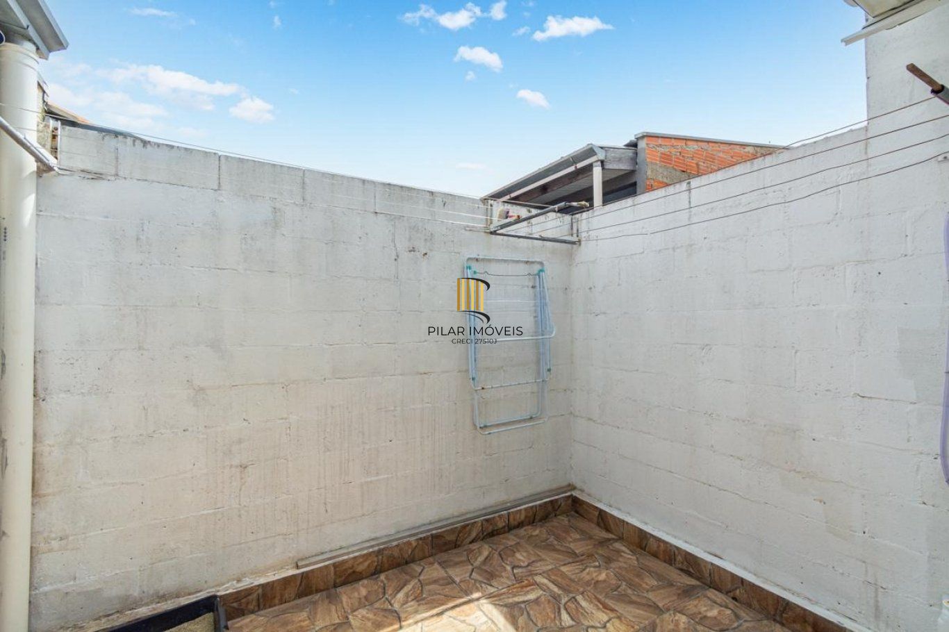 Casa de 2 dormitórios e com 2 vagas de garagem em Cachoeirinha.