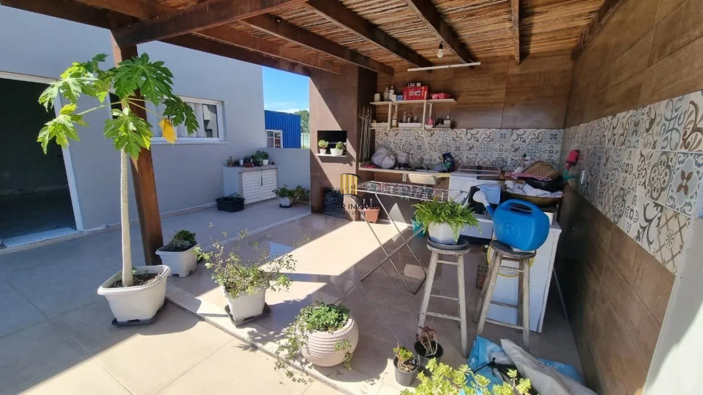 Casa de 2 dormitórios e 6 vagas de garagem em Canoas.