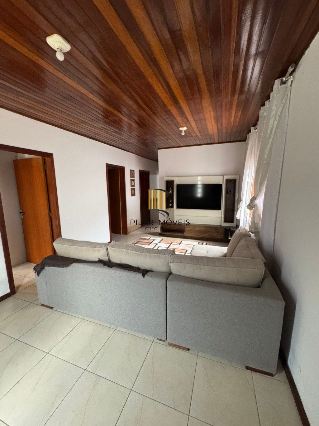 Casa de 4 dormitórios e 2 vagas de garagem no Bairro Monte Carlos Cachoeirinha.