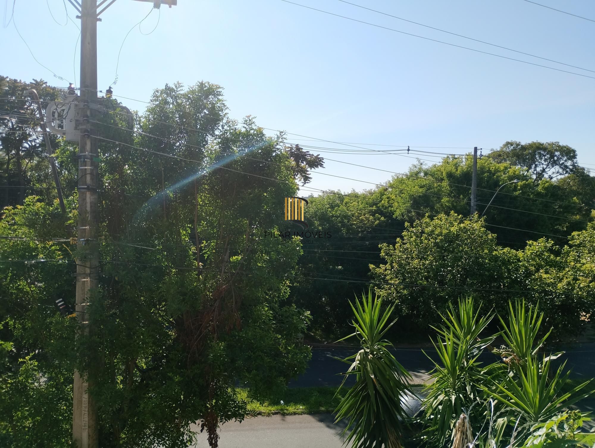 Casa com 3 quartos, 4 vagas de garagem e com pátio no bairro Parque Santa Fé