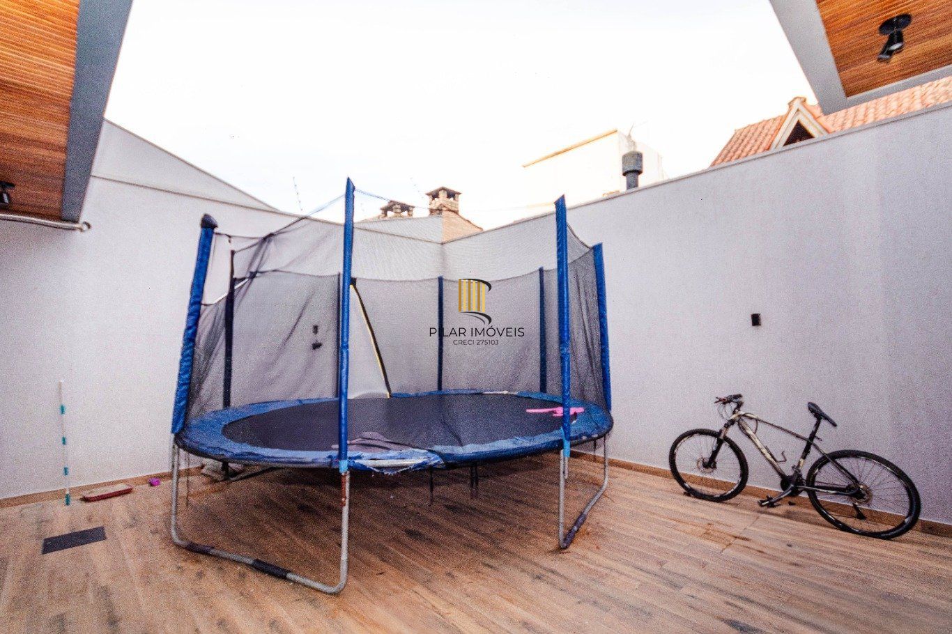 Casa com 4 quartos e 4 vagas  em Canoas.