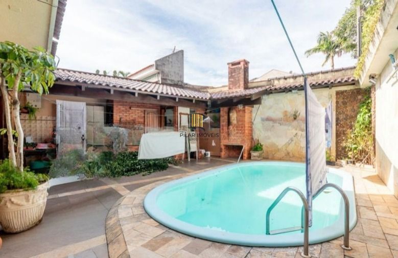 Casa semi mobiliada de 4 quartos e  4 vagas no bairro Chácara das Pedras.