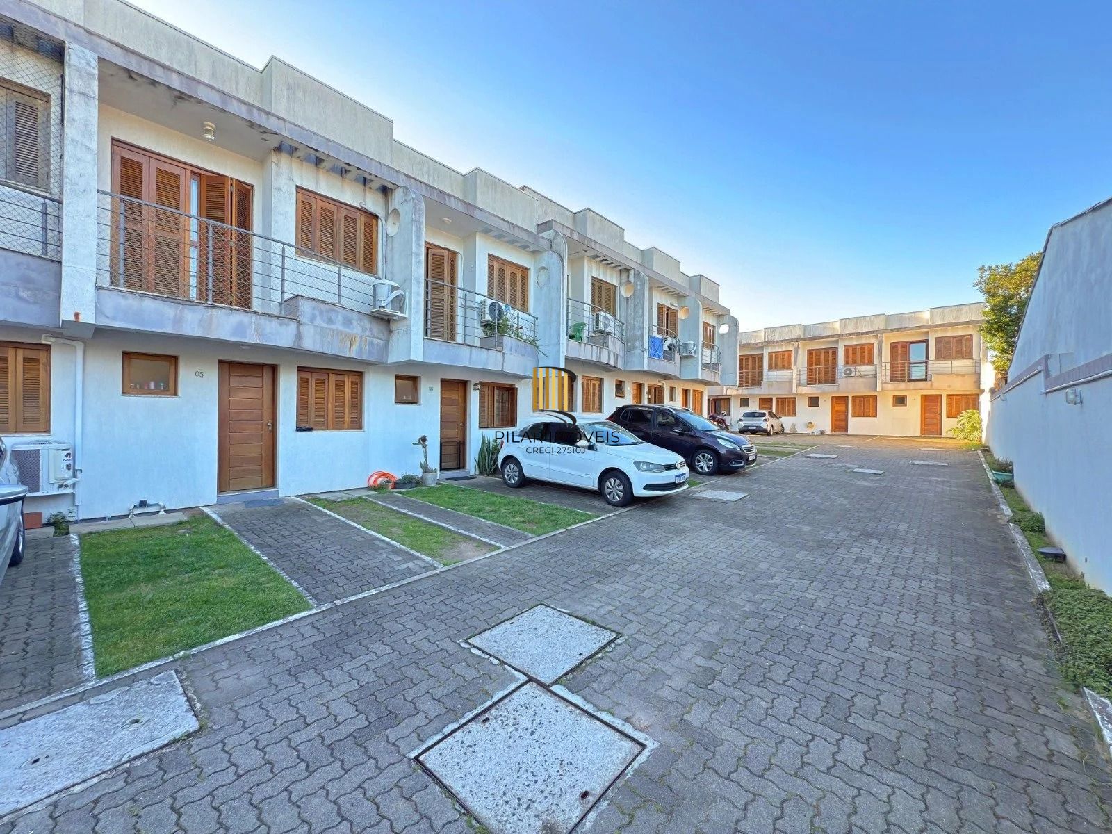 Casa com 2 quartos, 3 banheiros, pátio e churrasqueira no bairro Serraria