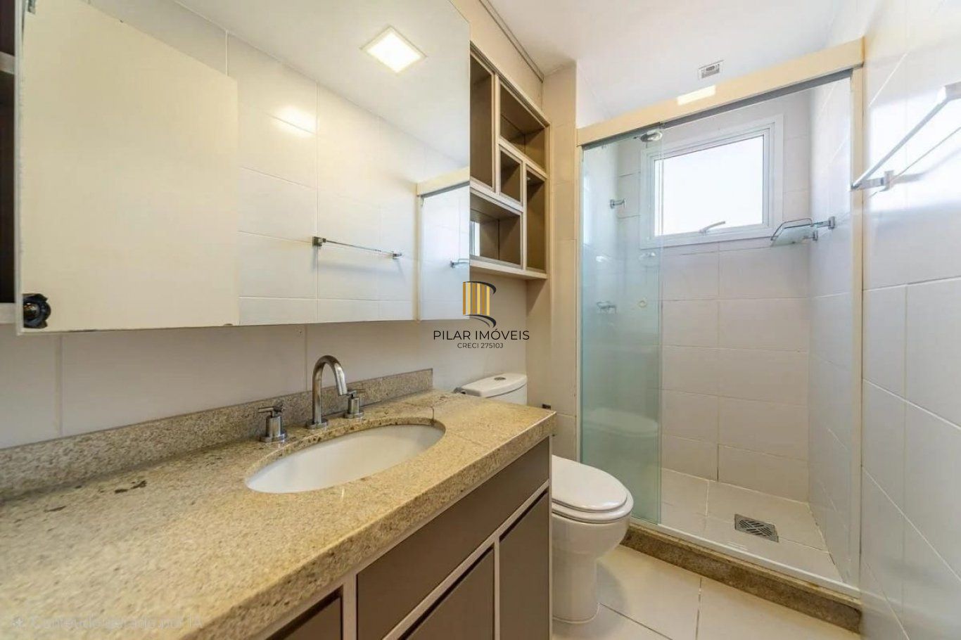 Apartamento 2 Dormitórios, Suíte, 2 vagas e elevador no Passo da Areia