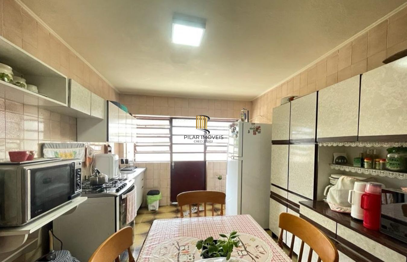 Casa semi mobiliada com 3 dormitórios no Bairro Jardim Floresta