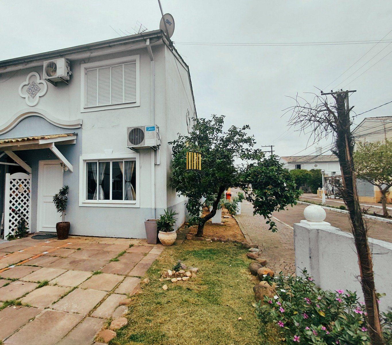 Casa em condomínio com 2 dormitórios e 2 garagem em Branco em Canoas.
