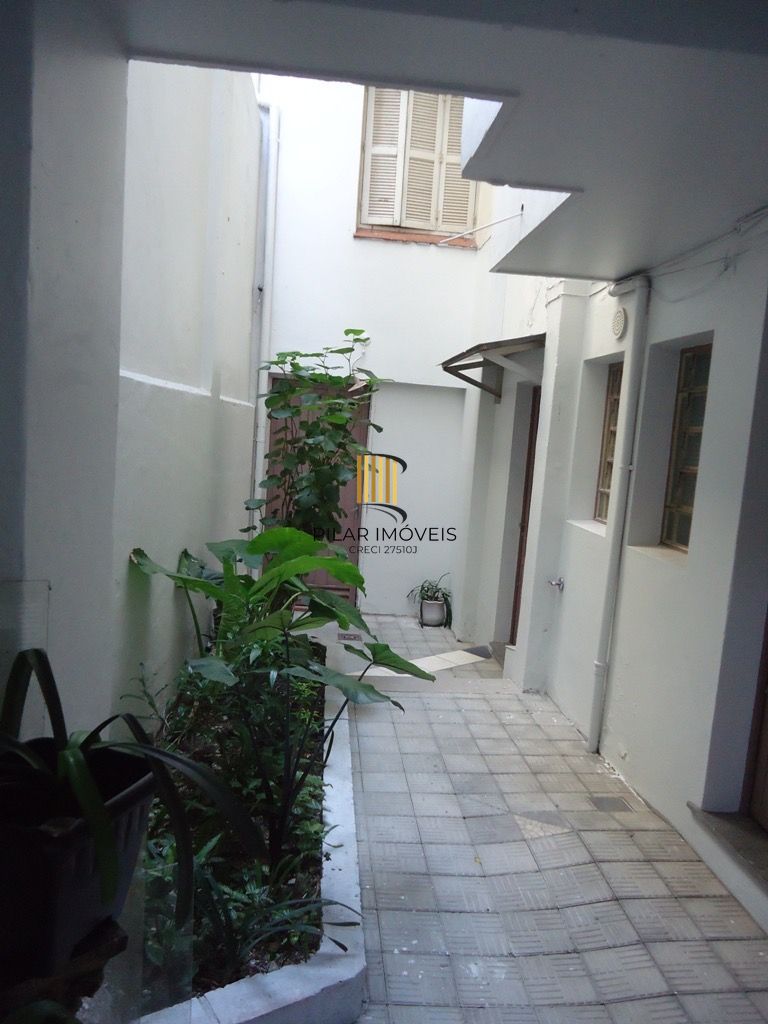 Apartamento 2 dormitórios térreo na Avenida Independência
