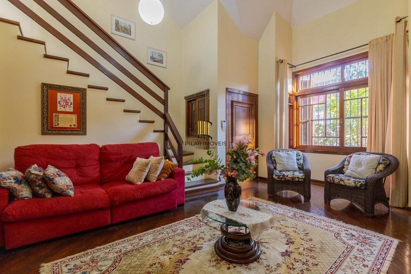 Casa de 297m² no centro de canoas, com 3 quartos, 1 suíte e 3 vagas de garagem.