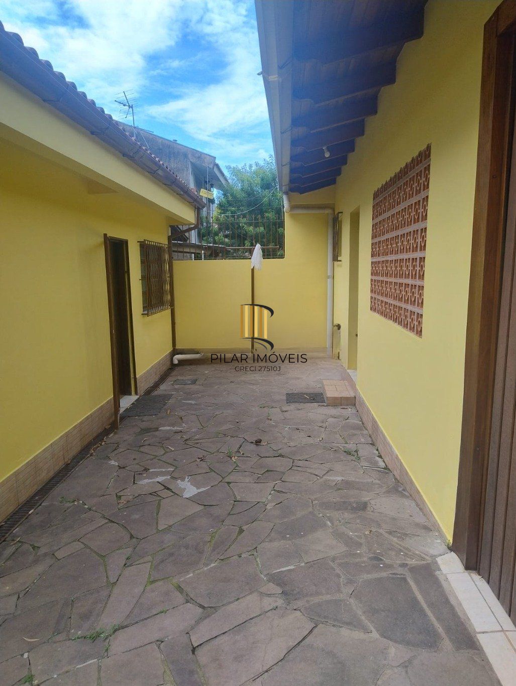 Casa 3 quartos, 4 vagas e churrasqueira no bairro Jardim São Pedro.