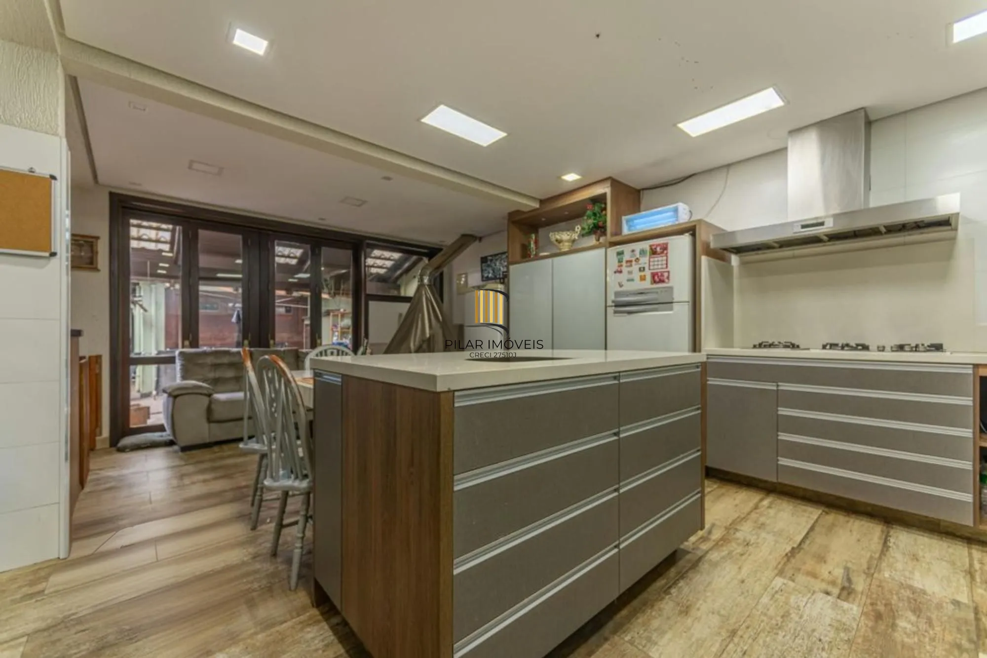 Casa com 4 quartos,1 Suite, 2 vagas e 450m² à venda em Sarandi.