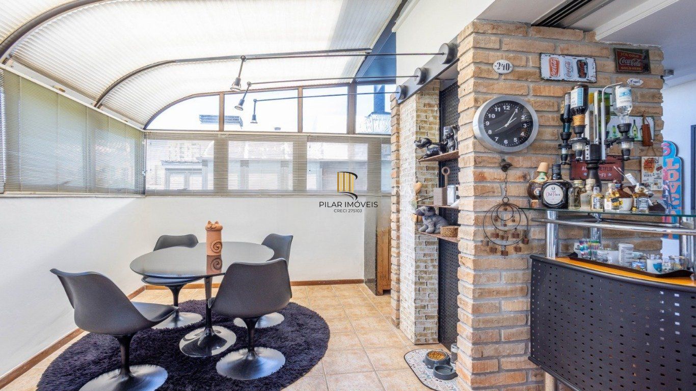 Cobertura com 3 Quartos, 1 suíte, 2 vagas e 211m²  no Petrópolis.